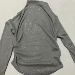 レーヌ　ノワール　cropped brighter shirt.