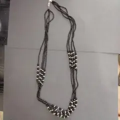 黒ビーズの多層ネックレス
