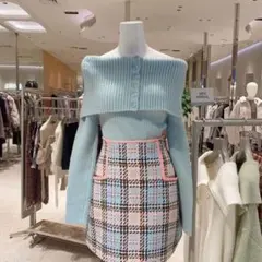 水色オフショルダーセーターとチェック柄スカショ セット　SNIDEL