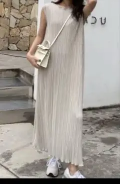 バースデーバッシュ　プリーツワンピース　シルバーホワイト