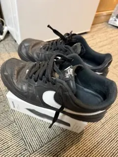 NIKE AIR FORCE 1 ブラック スニーカーのサムネイル