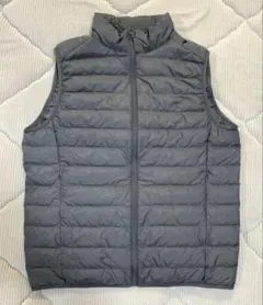 美品　ユニクロ　ウルトラライトダウンベスト　ダークグレー　メンズM