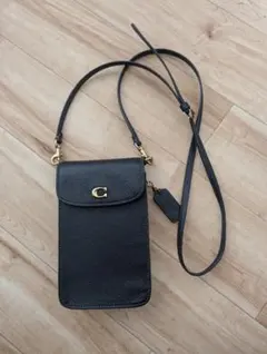 美品 COACH スマホショルダーポーチ ブラック ゴールド金具