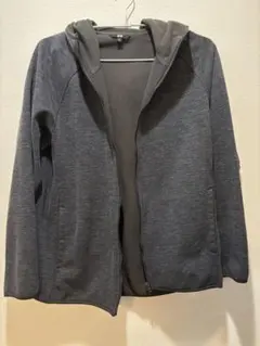 ダークグレー フルジップ フード付きパーカー　ユニクロ　UNIQLO 冬服　冬物