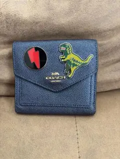 COACH コーチ 財布 レキシー 恐竜 ワッペン ネイビー COACH コーチ 財布 レキシー 恐竜 ワッペン ネイビー - メルカリ