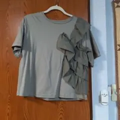 セモアージュ　フリル付きカーキ色半袖Tシャツのサムネイル