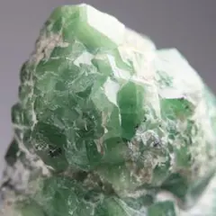 結晶の共生】トパゾライト、ディマントイドガーネット 20×23×16mm