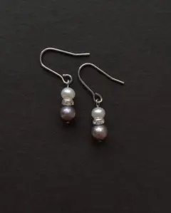 淡水パール/白とダークグレーのピアス/樹脂フック/サージカルステンレス