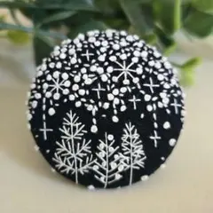 #004　北欧　クリスマス　刺繍ブローチ　ハンドメイド　くるみボタン