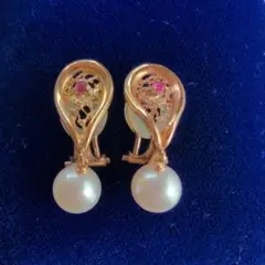 ゴールドトーン パールイヤリング ルビー装飾