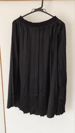 【未使用】ユニクロ（UNIQLO）　アシンメトリープリーツスカート（ブラック）