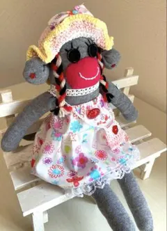 (D)ソックスモンキー 、ソックモンキーおさげ髪の女の子のサムネイル