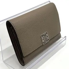 ロエベ アナグラム 三つ折り財布 トライフォールド ダークベージュ コンパクト