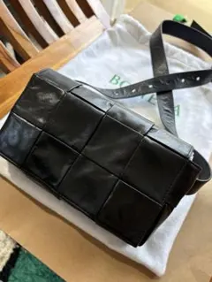 Bottega Veneta マキシイントレチャート ブラックレザー カセット