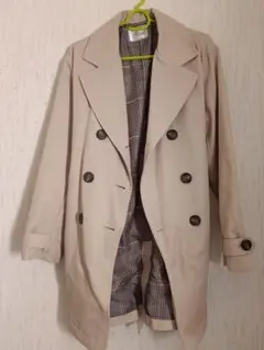 ベージュ ダブルブレスト トレンチコート