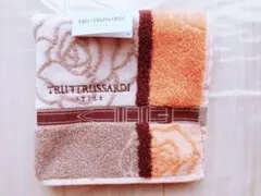 【新品未使用】トラサルディ ハンカチ バラ オレンジ×ベージュ 花柄