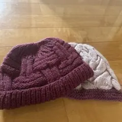 【ハンドメイド】ボルドーとクリーム色の編み込みニット帽2点セット