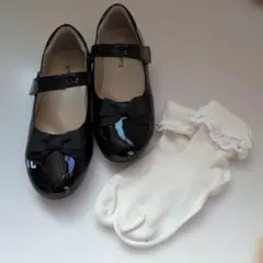 黒のリボン付きフォーマルシューズと靴下