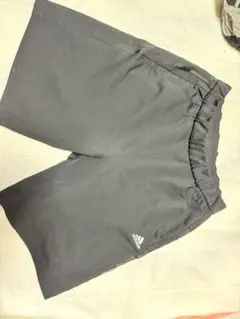 adidas グレー ハーフパンツ