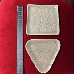 波模様の陶器皿セット（四角・三角）