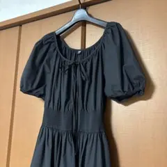 UNIQLO黒のパフスリーブドレス
