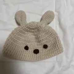 ウサギ耳付きベージュ編み帽子