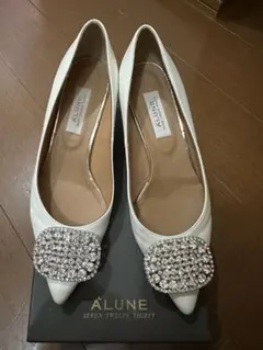 ALUNE ビジュー付きホワイトパンプス