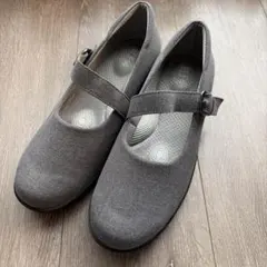グレー ストラップ付き フラットシューズ