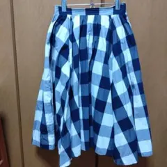 FEERICHELU ネイビーとホワイトのチェックフレアスカート