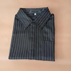 黒と白のストライプ長袖シャツ