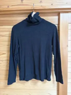 黒のタートルネック長袖トップス