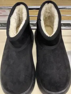 黒いムートンブーツ