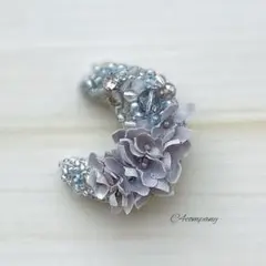 【小さな布花とビーズ刺繍の三日月ブローチ】ハンドメイド　ビーズ刺繍　布花　紫陽花