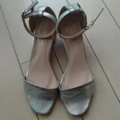シルバー ストラップサンダル 中ヒール