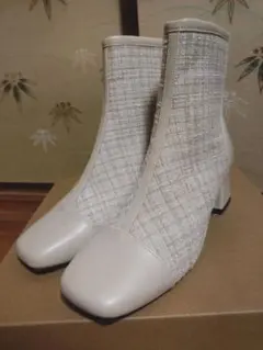 ホワイト ベージュ　ブーティ 合成皮革 スクエアトゥ