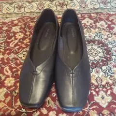 黒いフラットシューズ