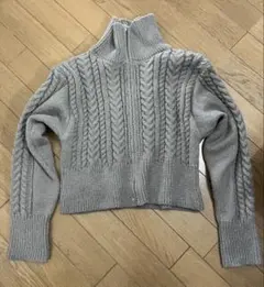 グレー ケーブル編み ハイネックニット