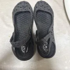 ブラックフラットサンダル