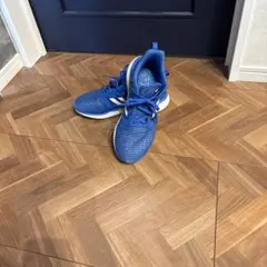 adidas 青 スポーツシューズ