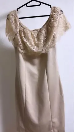 フリルワンカラータイト膝丈ドレス