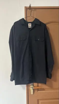 黒いボタンアップシャツ 長袖