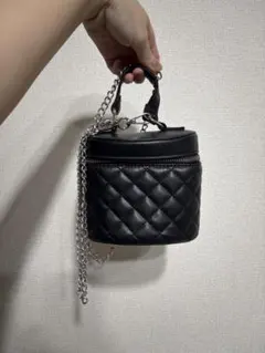 ブラックキルティングポーチ チェーンストラップ付き