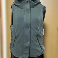 ダークグリーンダウンベスト