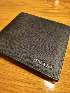 PRADA プラダ ブラック 二つ折り財布 サフィアーノレザー ロゴ 金具 黒