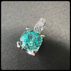 グリーンのペンダントネックレス トップのみ　チェーンなし　グリーン　シンプル