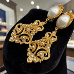 Schiaparelli刻印アシンメトリーピアス - メルカリ