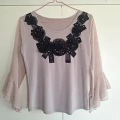 再値下げしました✨【社交ダンストップス】フラワーモチーフ ベージュ フレア袖