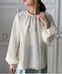 モーメントプラス/リネンタッチショルダータックバックボタンブラウス