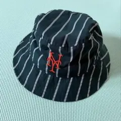 ニューエラ ストライプ柄のバケットハット、NYロゴ刺繍付き