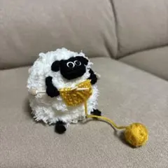 編み物をするヒツジのあみぐるみ ハンドメイド